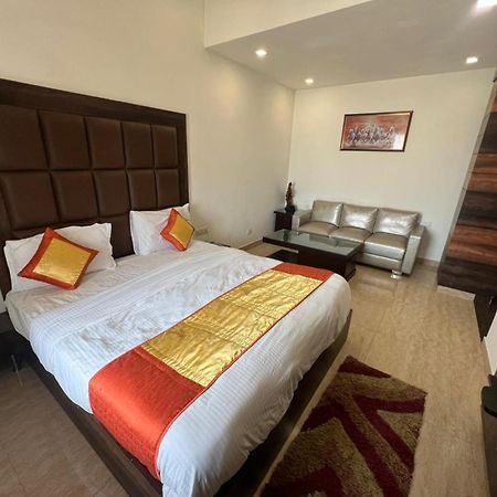 Hotel Royal Palace Hapur ภายนอก รูปภาพ