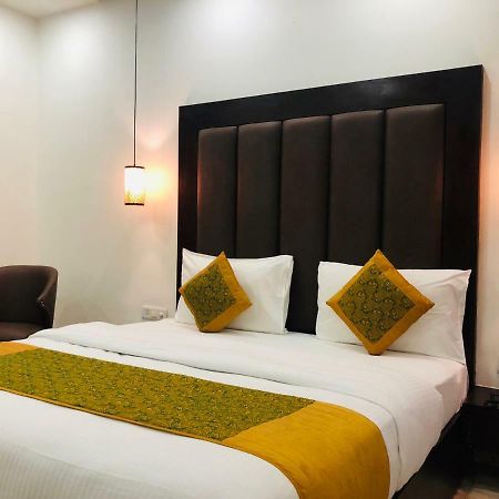 Hotel Royal Palace Hapur ภายนอก รูปภาพ