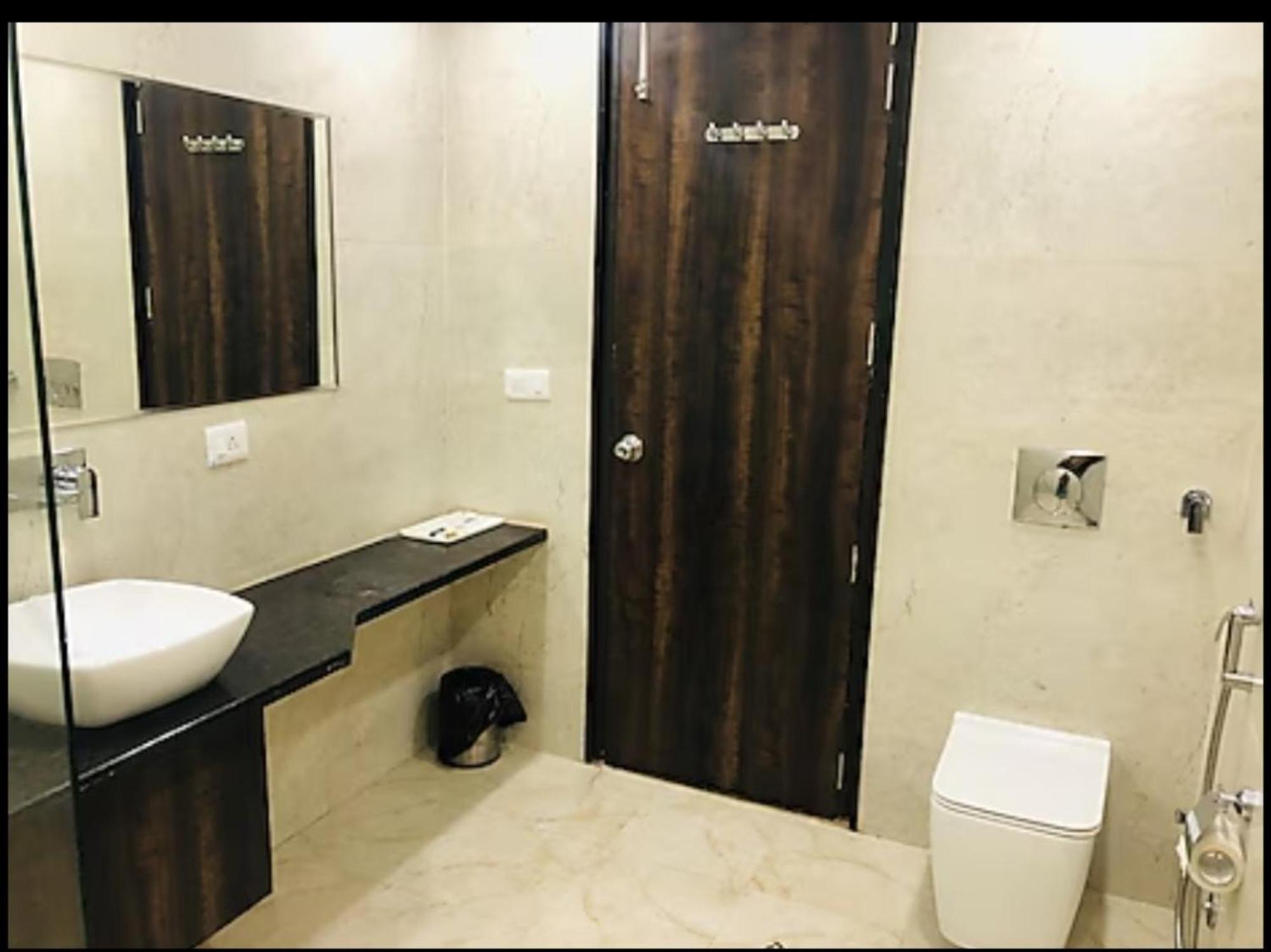 Hotel Royal Palace Hapur ภายนอก รูปภาพ