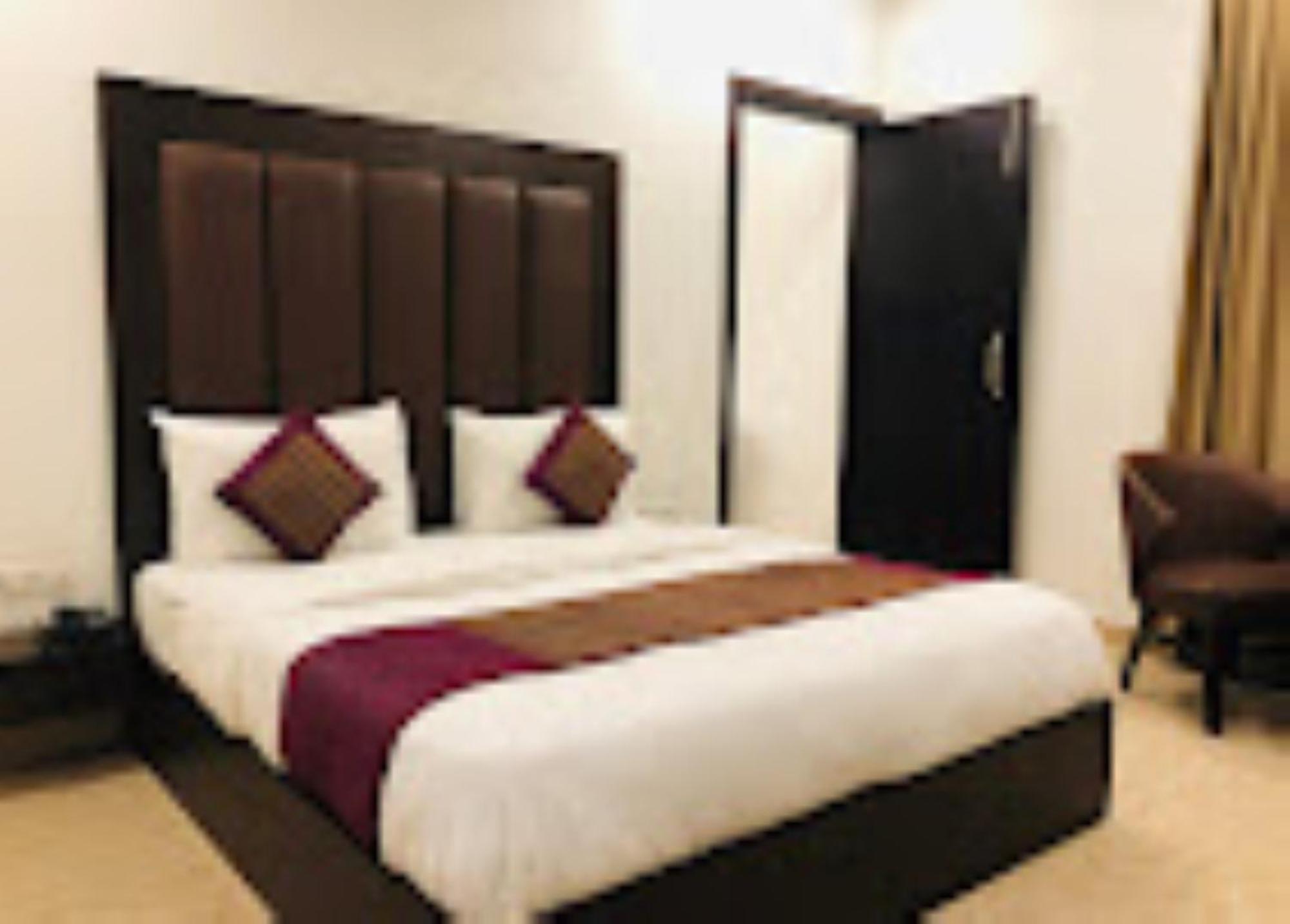 Hotel Royal Palace Hapur ภายนอก รูปภาพ