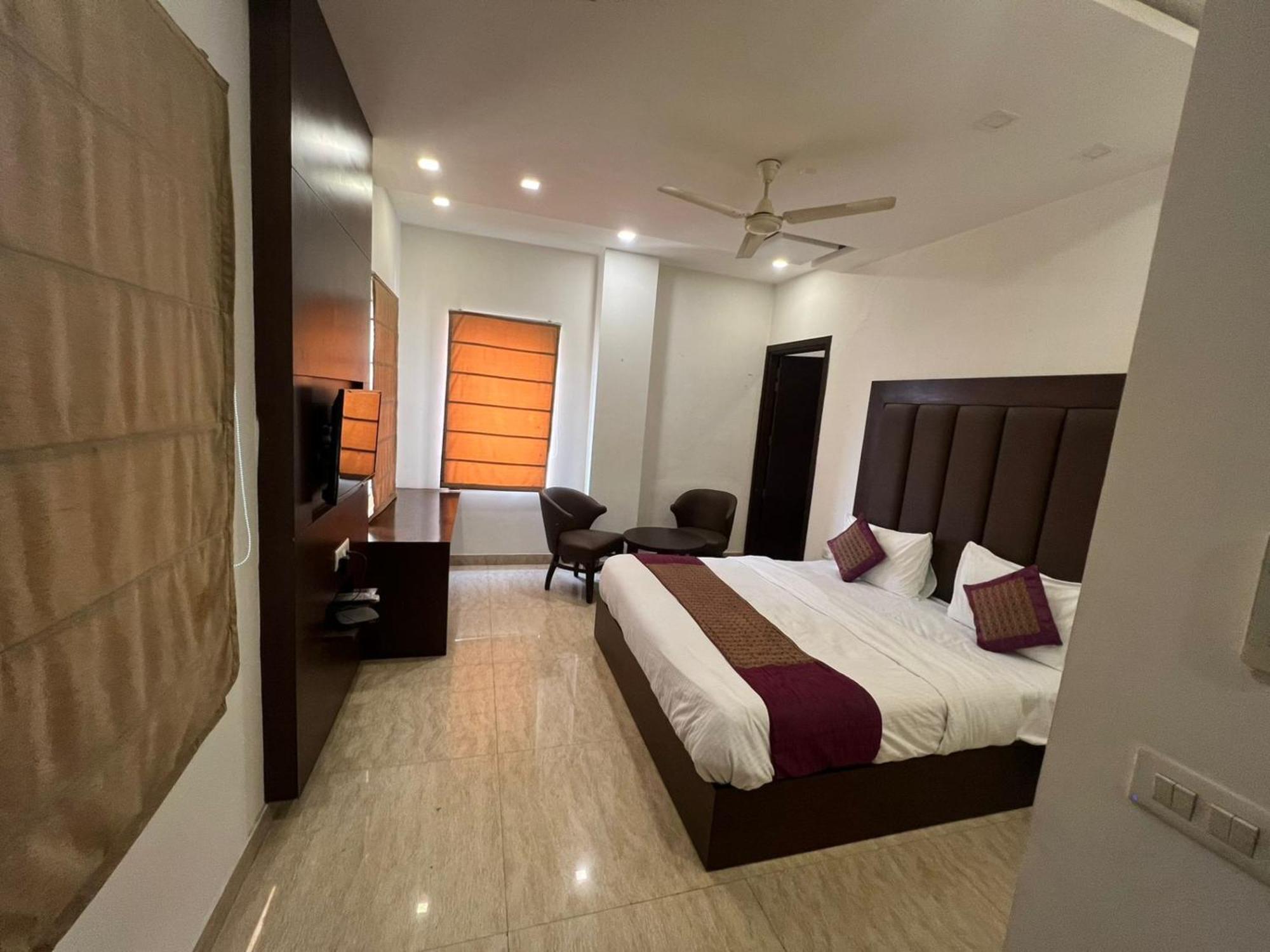 Hotel Royal Palace Hapur ภายนอก รูปภาพ