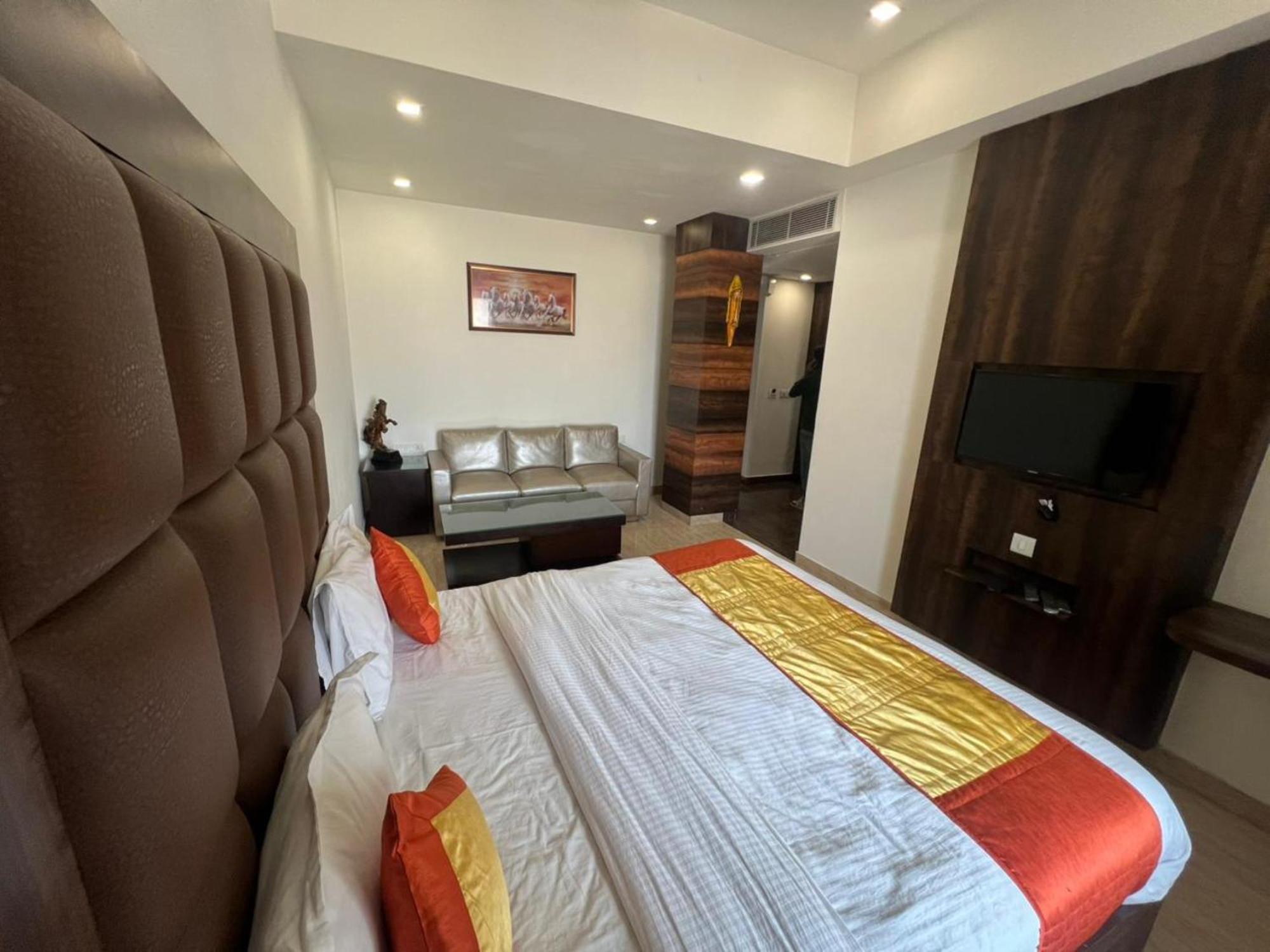 Hotel Royal Palace Hapur ภายนอก รูปภาพ