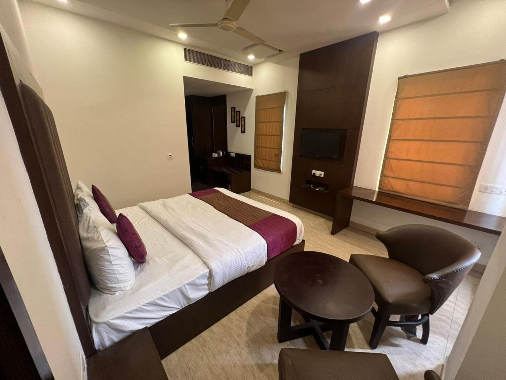 Hotel Royal Palace Hapur ภายนอก รูปภาพ