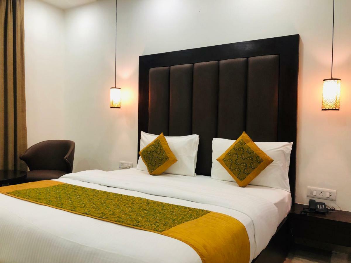 Hotel Royal Palace Hapur ภายนอก รูปภาพ