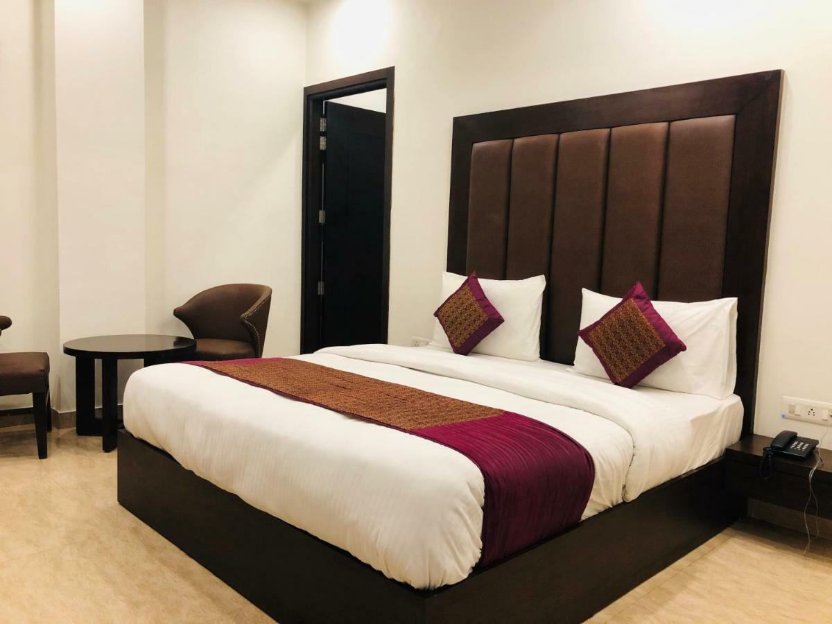 Hotel Royal Palace Hapur ภายนอก รูปภาพ