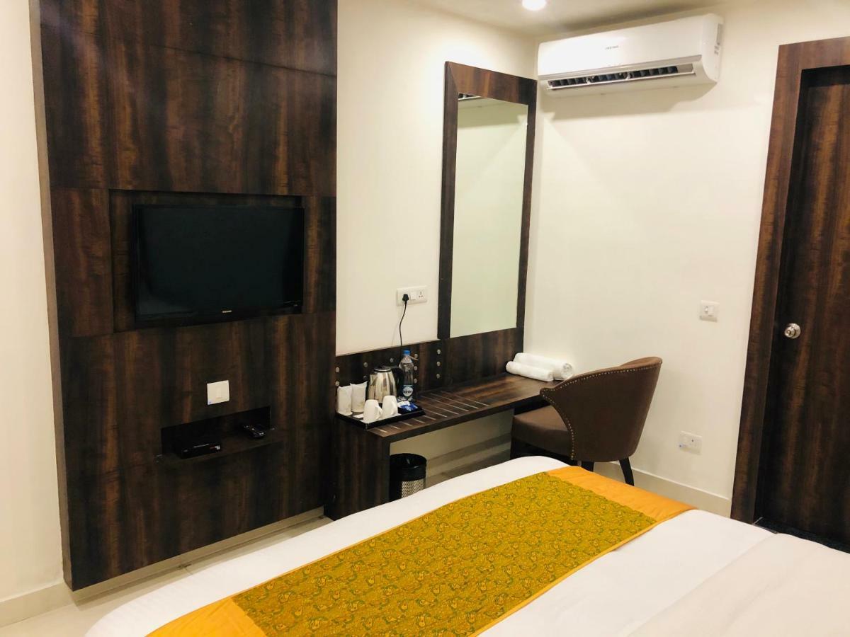 Hotel Royal Palace Hapur ภายนอก รูปภาพ